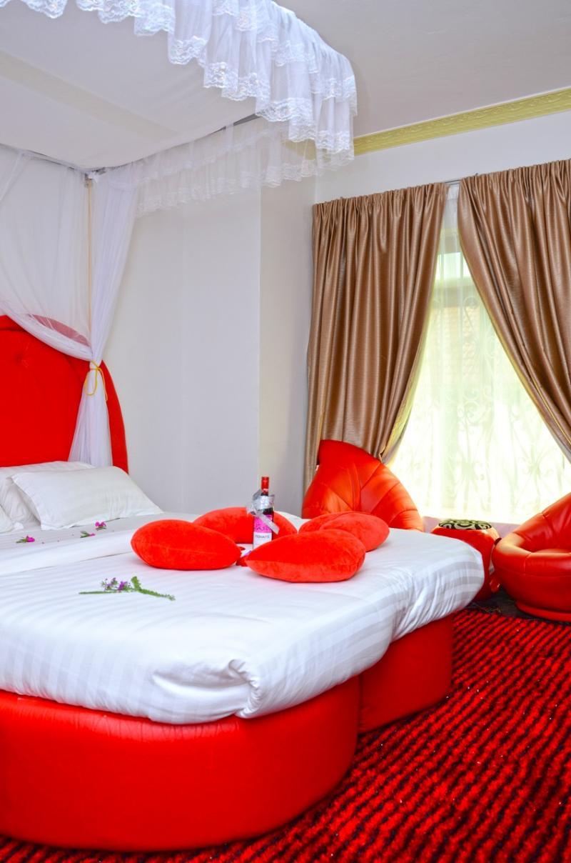 Dianwill Hotel Entebbe Buitenkant foto