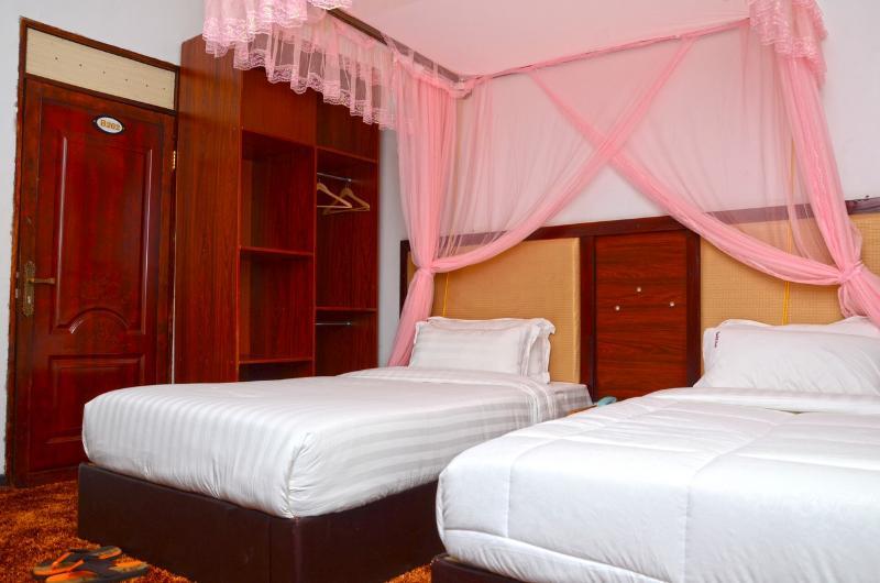 Dianwill Hotel Entebbe Buitenkant foto
