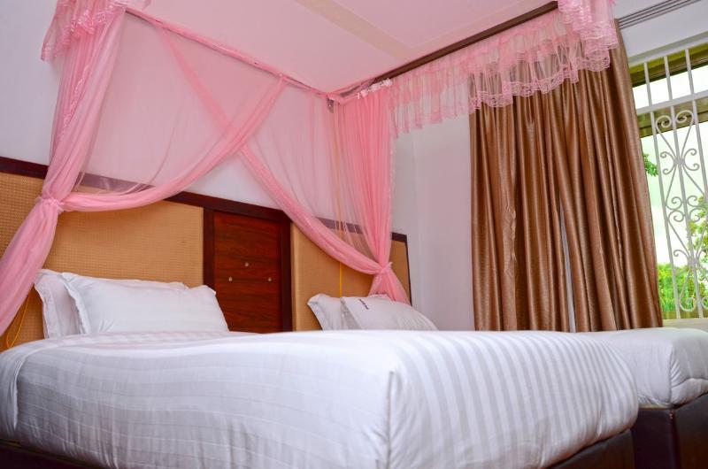 Dianwill Hotel Entebbe Buitenkant foto